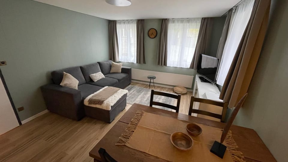 TV and multimedia, Living room, Seating area, Dining area