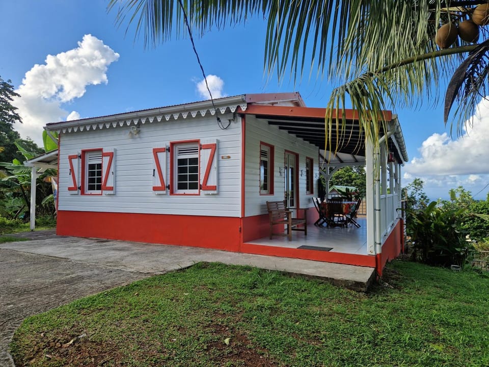 Bungalow Corail, F3 avec piscine à Sainte Luce House in Sainte-Luce