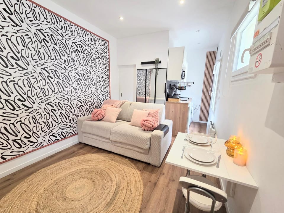 Le Charme Rosé Apartment in Île-de-France