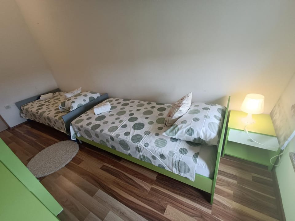 Apartman L&V sa dvorištem i hidromasažnim bazenom Apartment in Pula