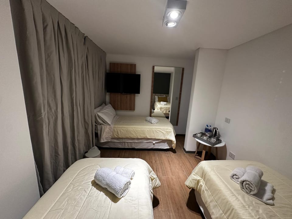 Bed, TV and multimedia, Photo of the whole room, Bedroom, towels
