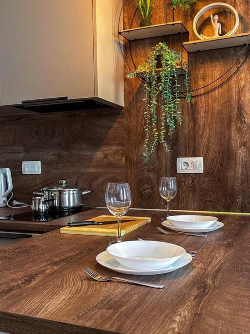 Kitchen or kitchenette, Dining area