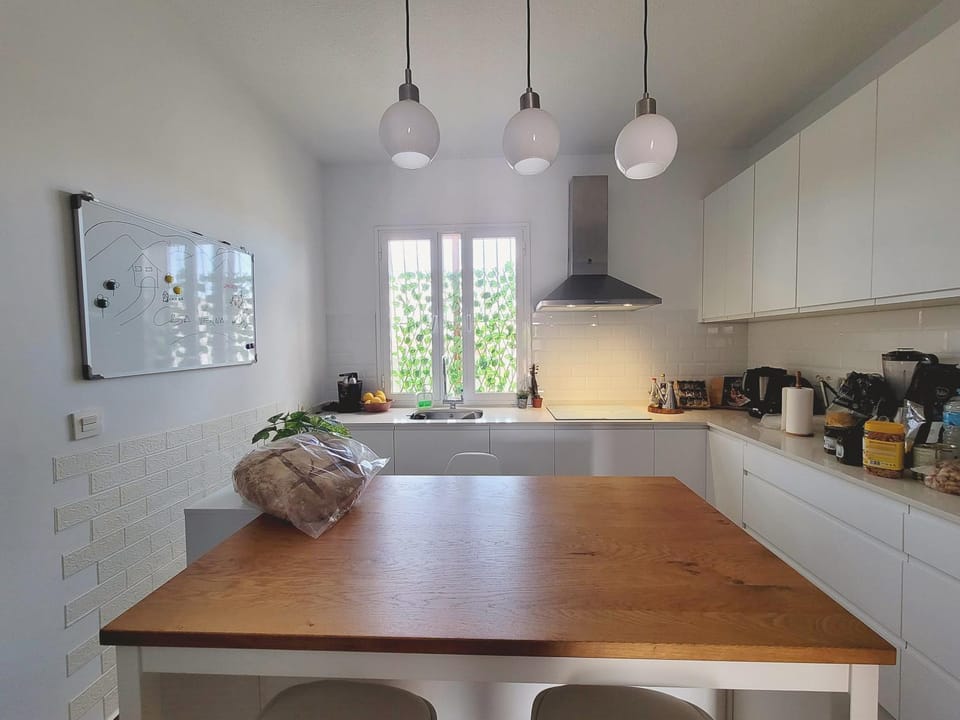 Coffee/tea facilities, Kitchen or kitchenette, stove, toaster