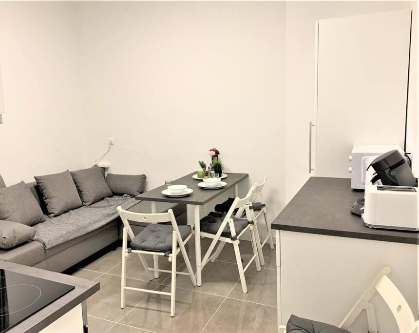 Kitchen or kitchenette, Living room, Seating area, Dining area