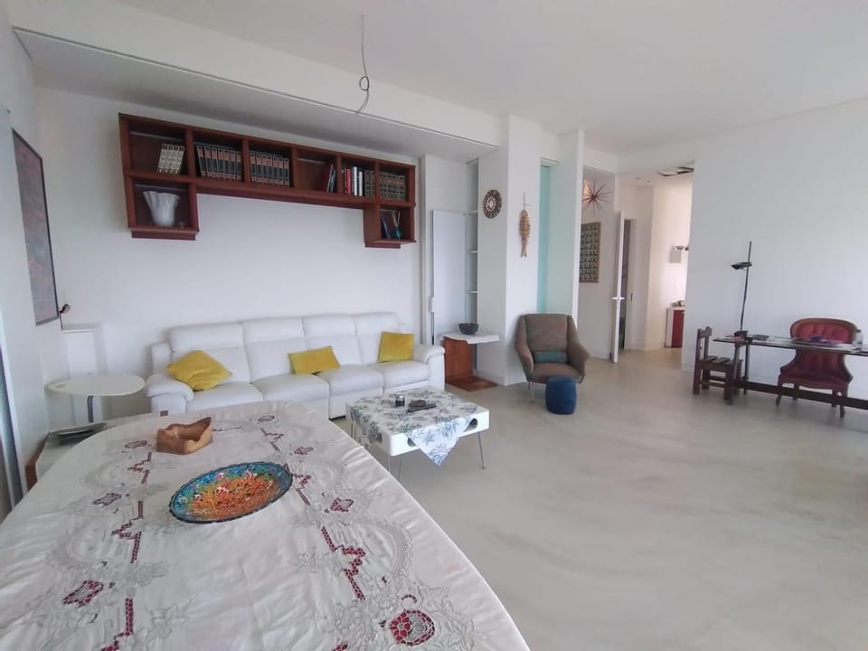 Photo of the whole room, Seating area