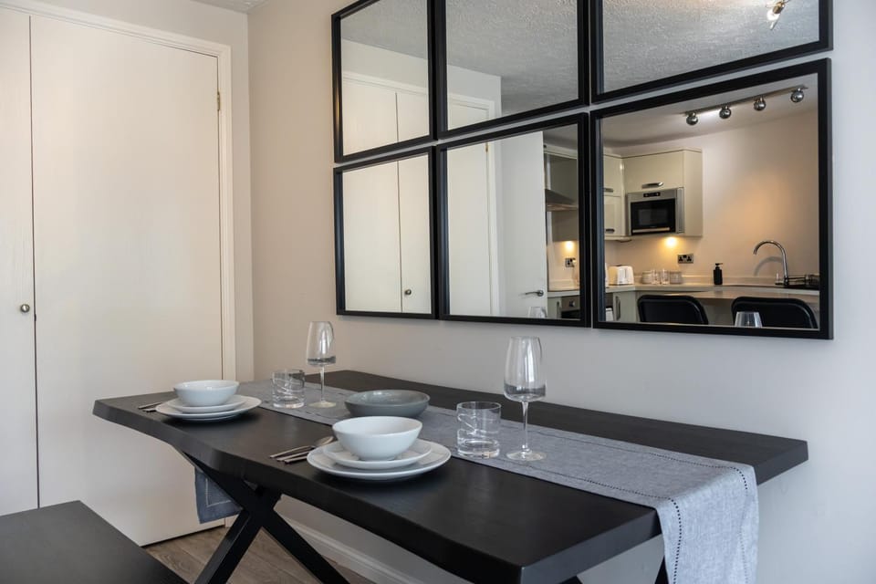 Modern 2 Bed Apartment Near Gatwick Apartment in Crawley