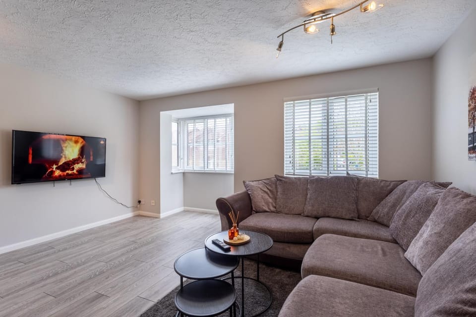 Modern 2 Bed Apartment Near Gatwick Apartment in Crawley