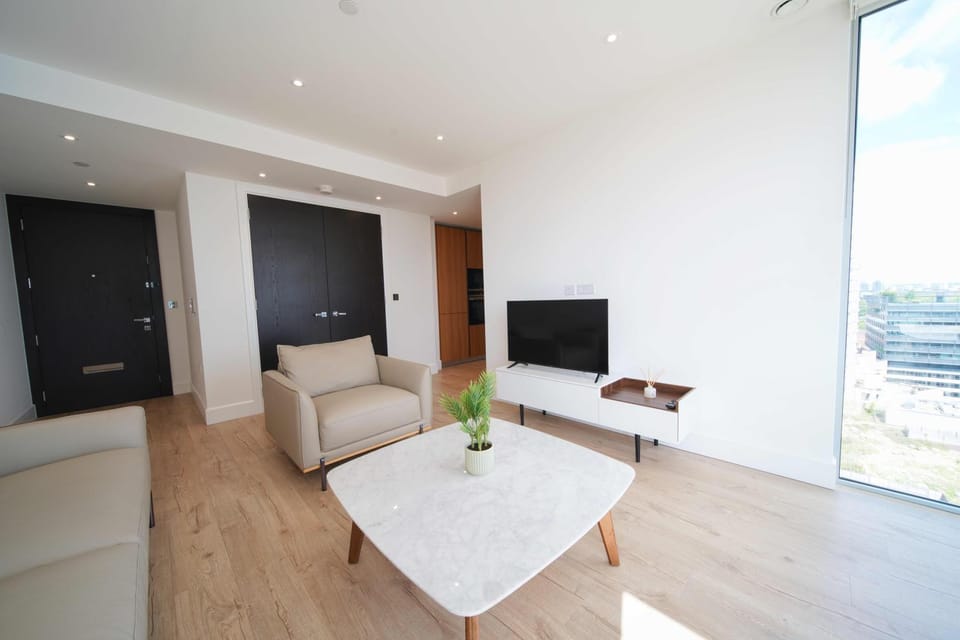 Communal lounge/ TV room, TV and multimedia, Living room, Seating area, Evening entertainment