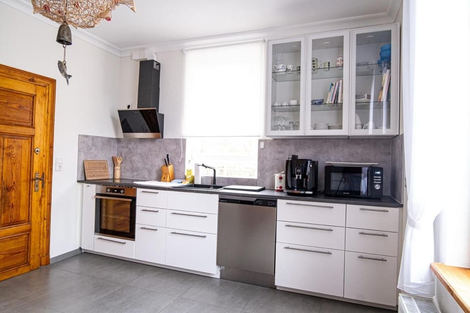 Coffee/tea facilities, Kitchen or kitchenette, dishwasher, oven, stove, toaster