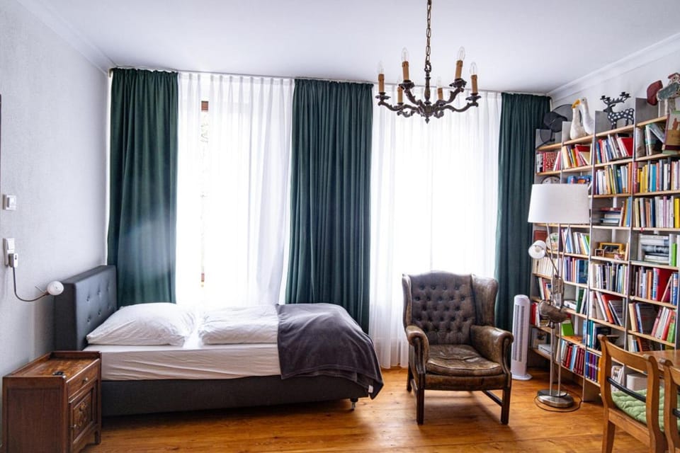Bed, Library, Living room