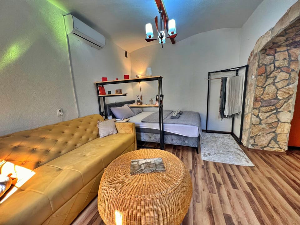 Bed, Photo of the whole room, Seating area