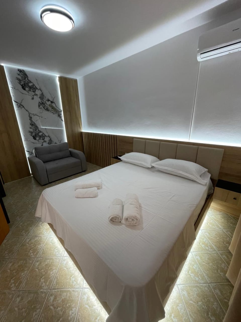 Bed, Photo of the whole room, Bedroom, towels