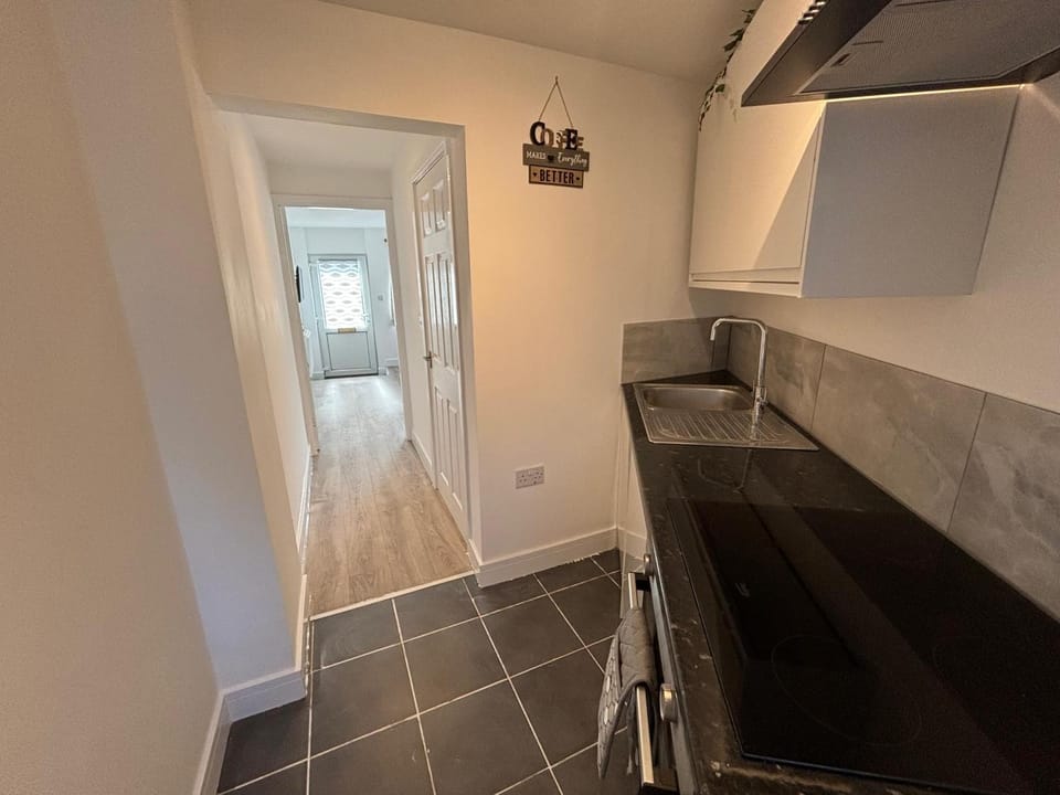 Modern & Cozy Gem - 10min to City Center - Parking Apartment in York