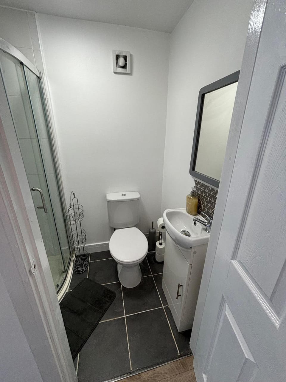 Modern & Cozy Gem - 10min to City Center - Parking Apartment in York