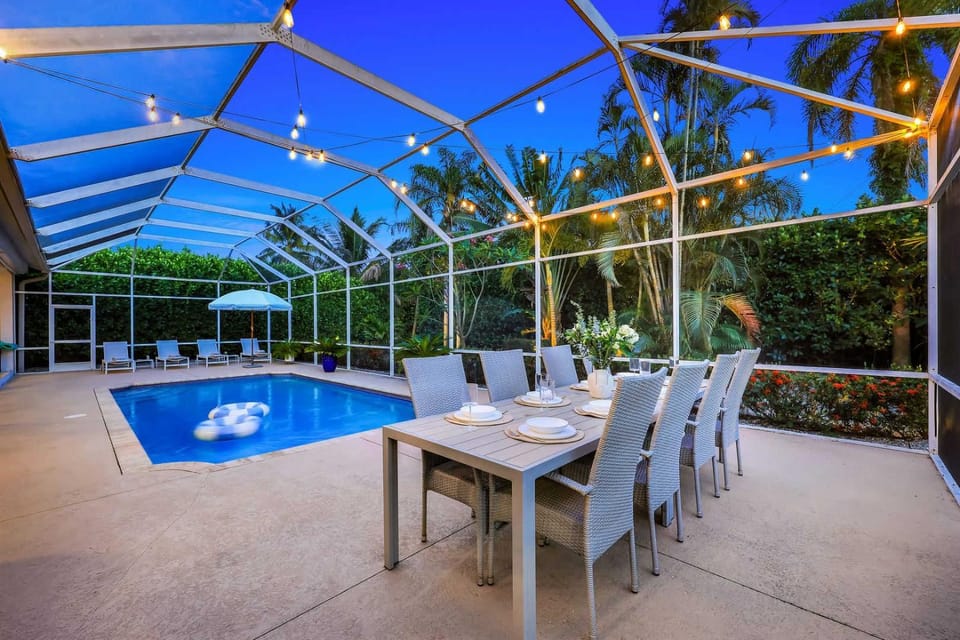 Day, Dining area, Pool view