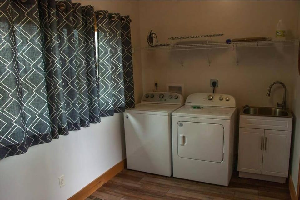 Luxury 3/2.5 Cabin: Lake views, Theatre+GameRoom! Cabin in Fontana Lake
