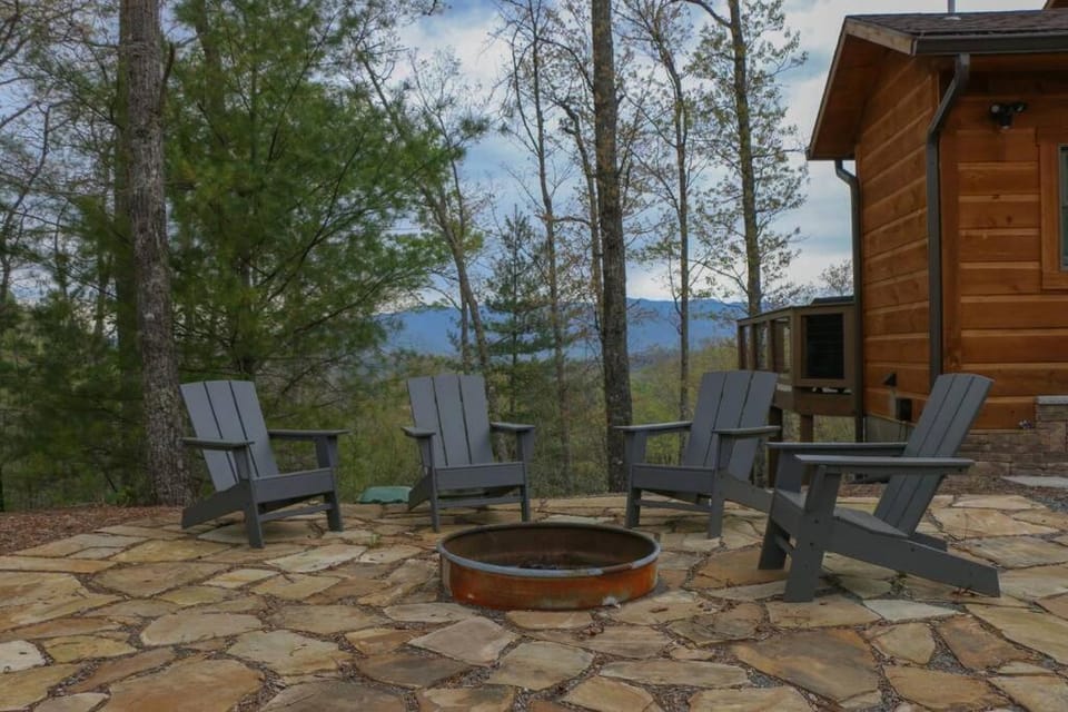Luxury 3/2.5 Cabin: Lake views, Theatre+GameRoom! Cabin in Fontana Lake