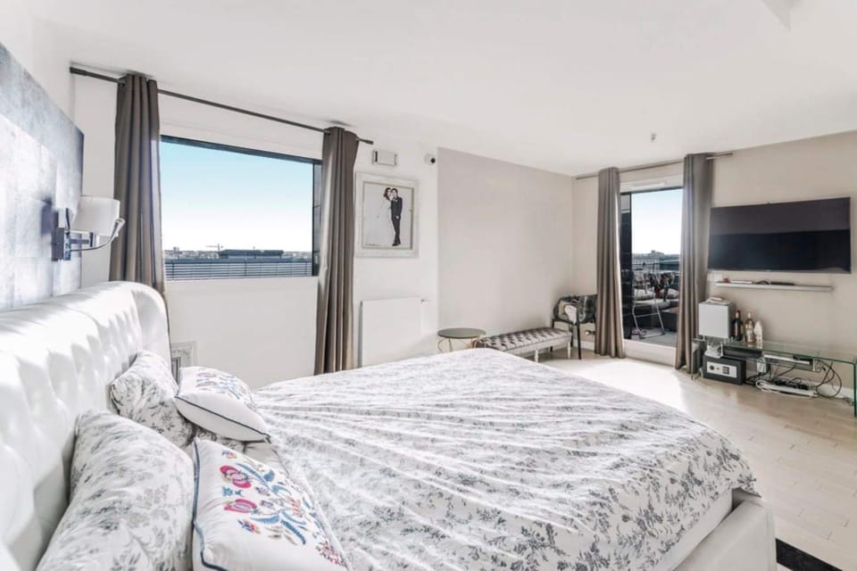 Bed, TV and multimedia, Photo of the whole room, Bedroom