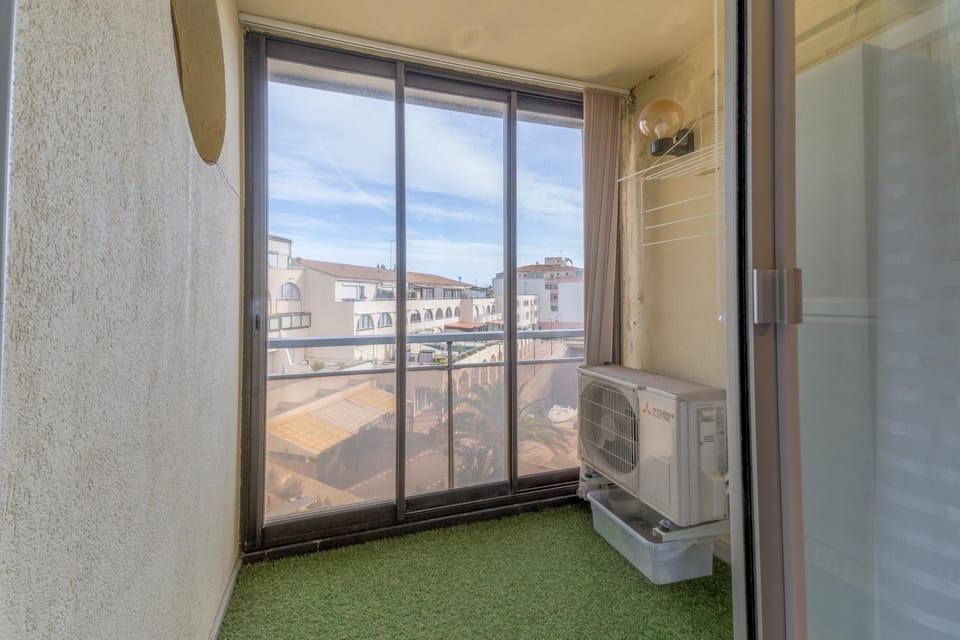 Appt t2 cabine clim parking privée vu mer Cabin in Occitanie