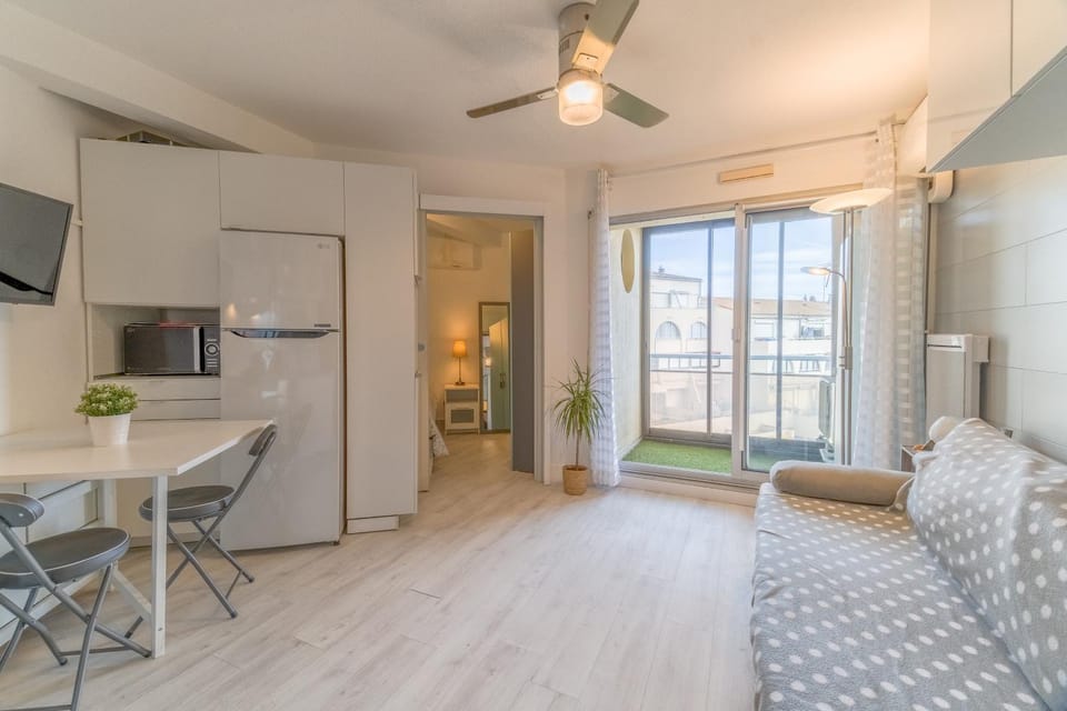Appt t2 cabine clim parking privée vu mer Cabin in Occitanie