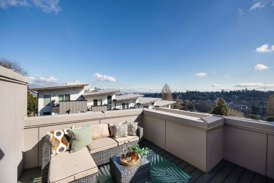 Newly Modern 2B2B Home near Seatac - Golf course House in Seattle