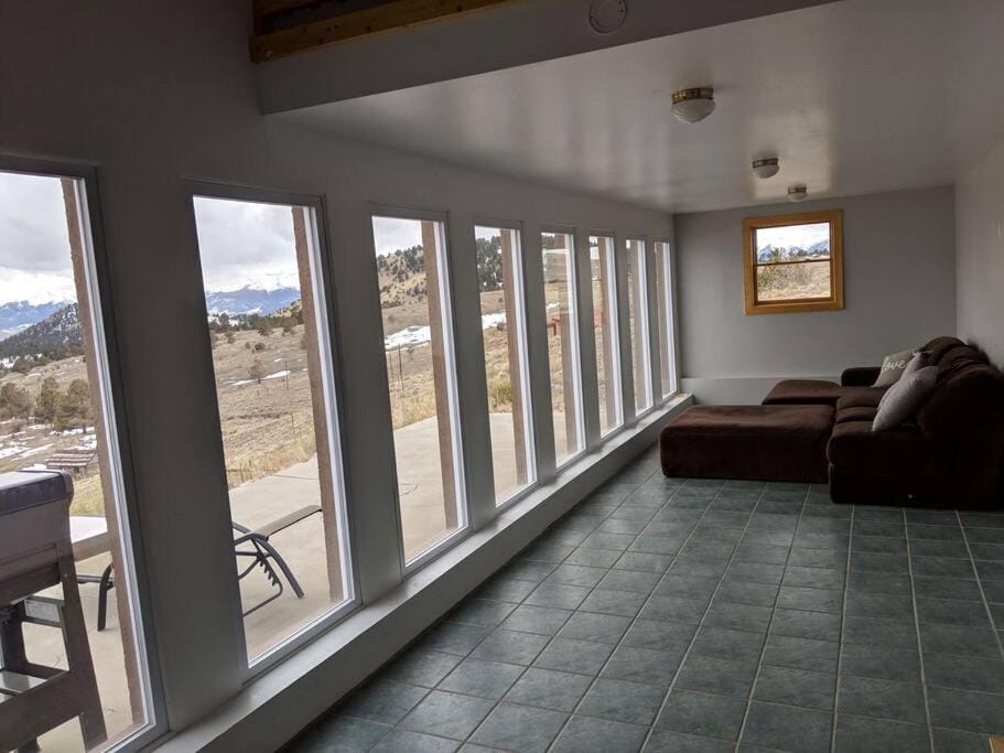 Beautiful quiet getaway in dark skies community. Perfect for a relaxing stay in the mountains Villa in Colorado