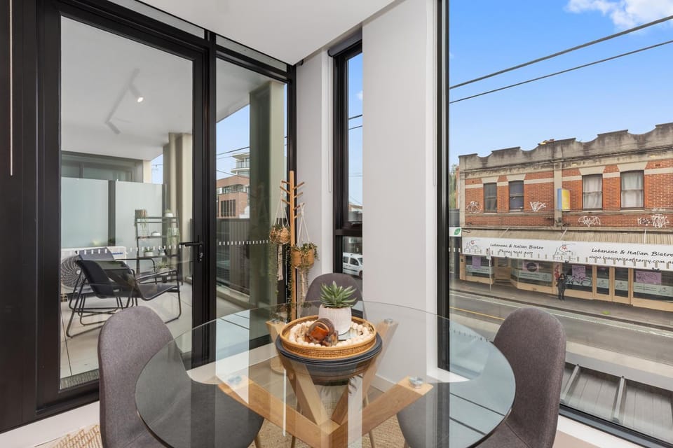 Bright and Modern 1BR Apt with Balcony and Car Park Apartment in Melbourne