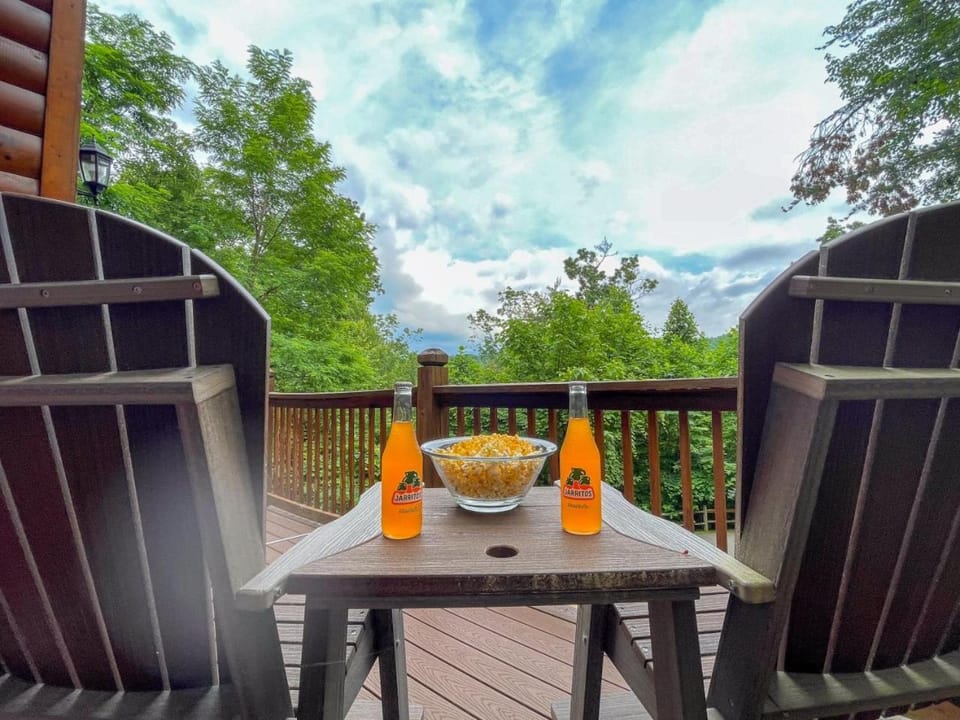 Hot Tub Oasis: Panoramic Mtn Views - Pet‑Friendly House in Sevier County
