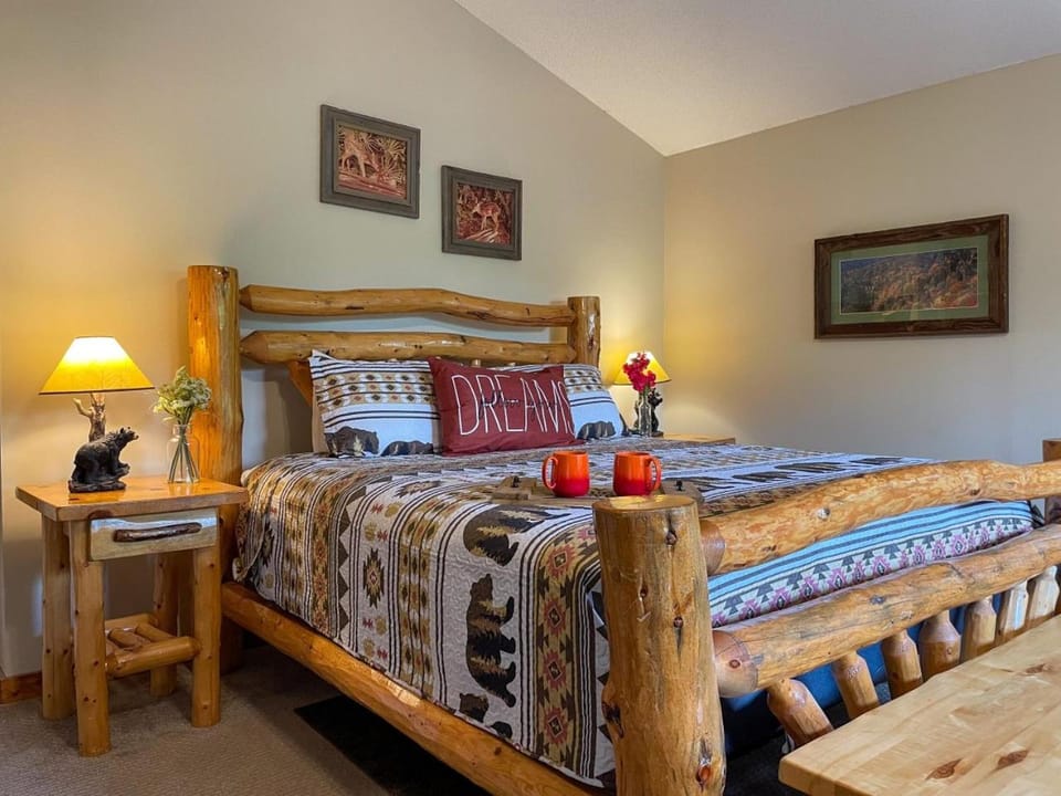 Hot Tub Oasis: Panoramic Mtn Views - Pet‑Friendly House in Sevier County