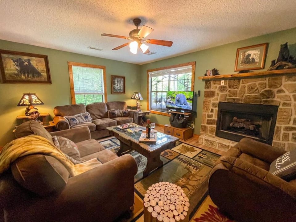 Hot Tub Oasis: Panoramic Mtn Views - Pet‑Friendly House in Sevier County