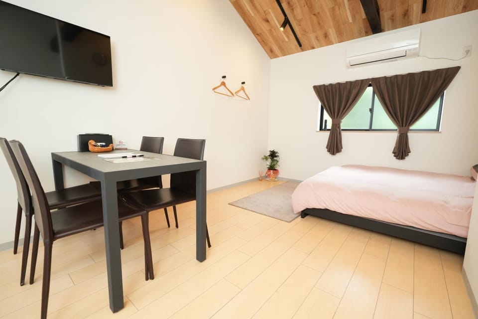 Bed, Dining area
