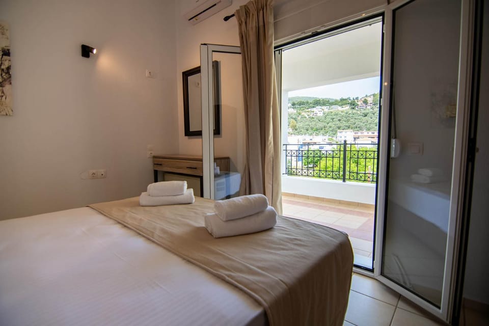 Bed, View (from property/room), Balcony/Terrace, Photo of the whole room, Bedroom