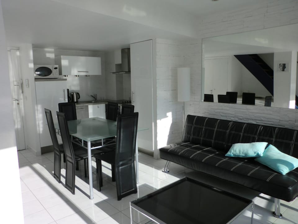 Living room, Seating area, Dining area