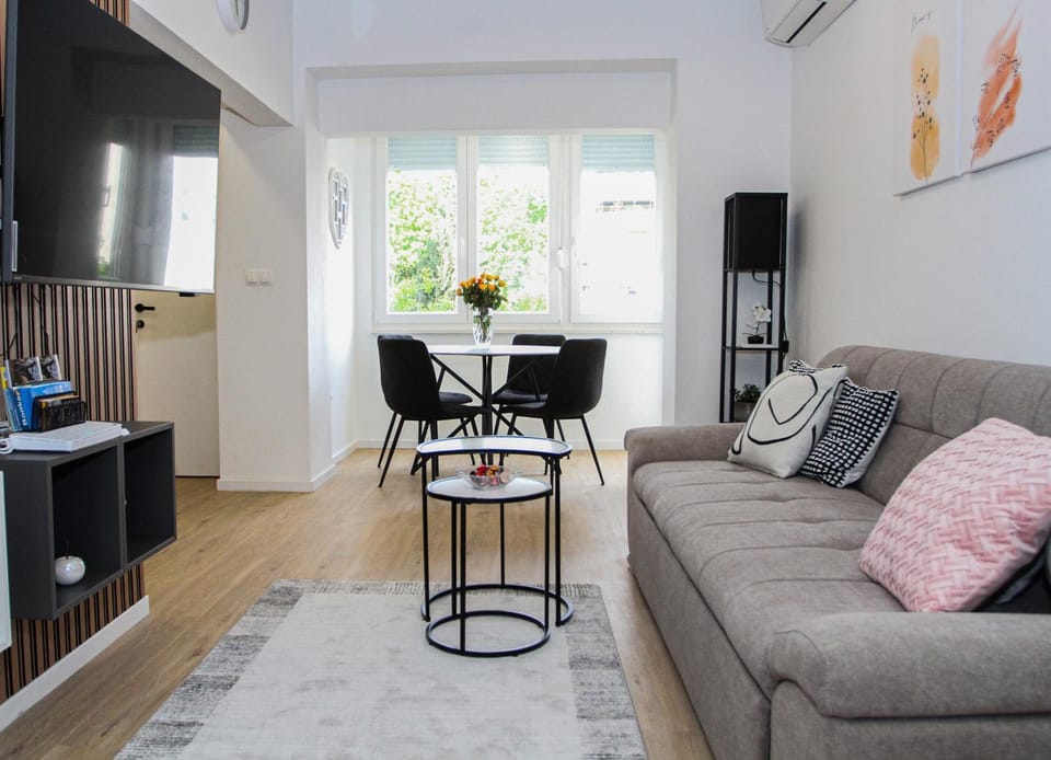 TV and multimedia, Living room, Seating area, Dining area, internet