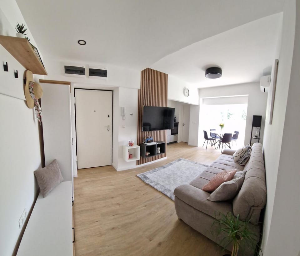 TV and multimedia, Living room, Photo of the whole room, Seating area, air conditioner