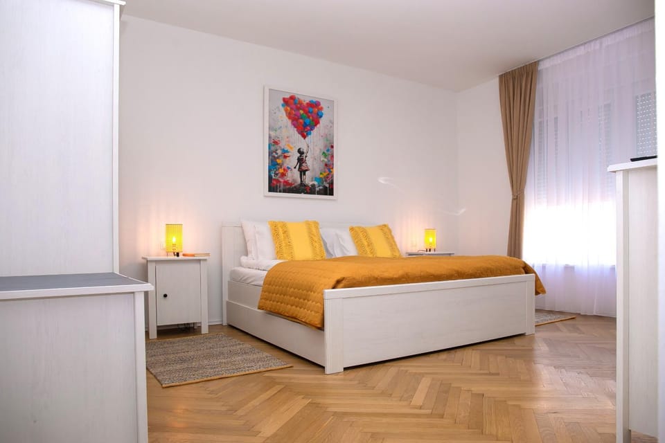 Bed, Photo of the whole room, Bedroom, air conditioner