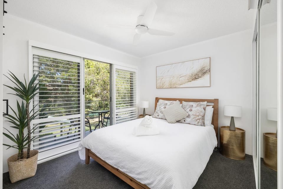 Ocean Breeze - Metres to Shoal Bay Beach Apartment in Shoal Bay