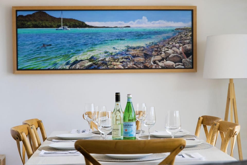 Ocean Breeze - Metres to Shoal Bay Beach Apartment in Shoal Bay