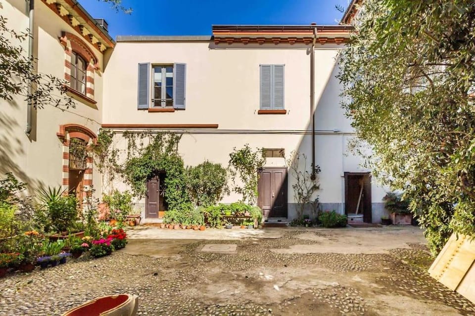 Bohemian Art apartment. One bedroom one sofa Apartment in Milan
