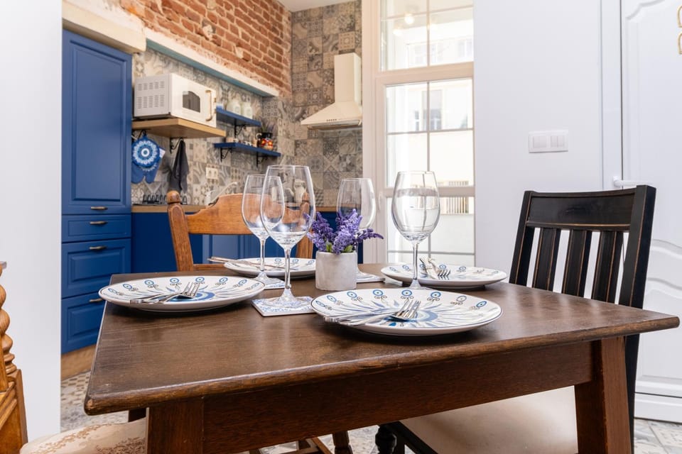 Kitchen or kitchenette, Dining area, stove