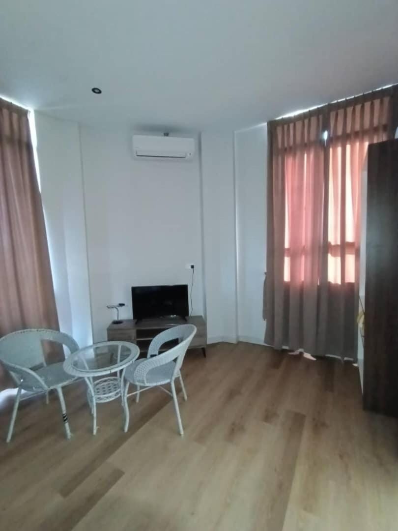 TV and multimedia, Living room, Seating area, air conditioner