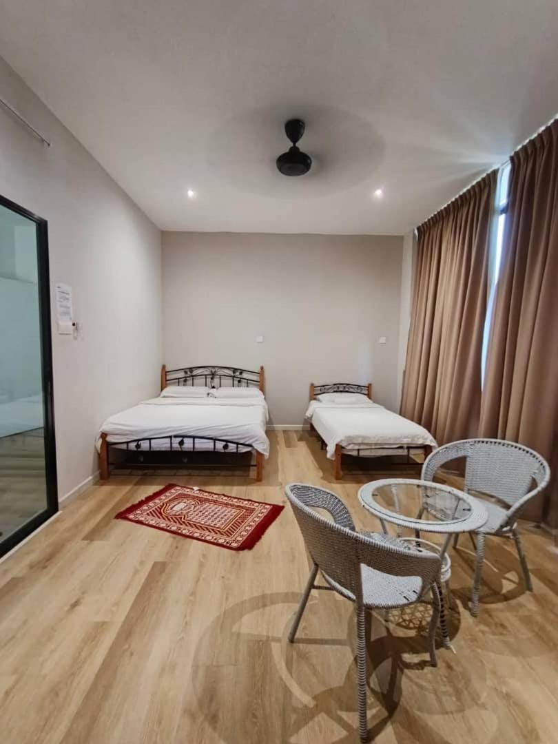 Bed, Photo of the whole room, Seating area, Bedroom