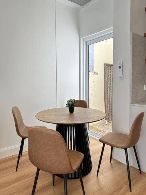 Sydney CBD Newly Renovated Large Terrace House in Surry Hills