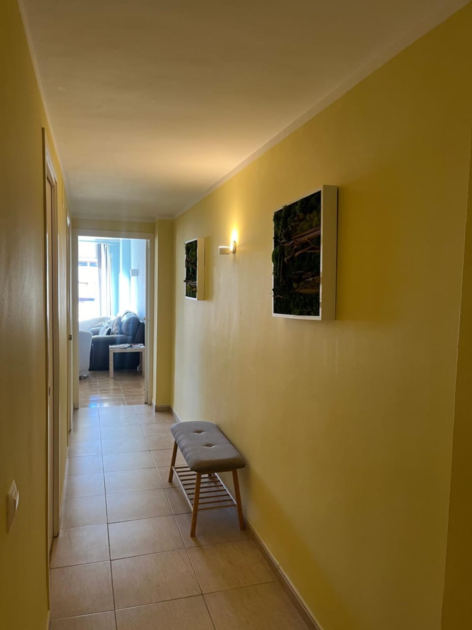 Photo of the whole room, Seating area