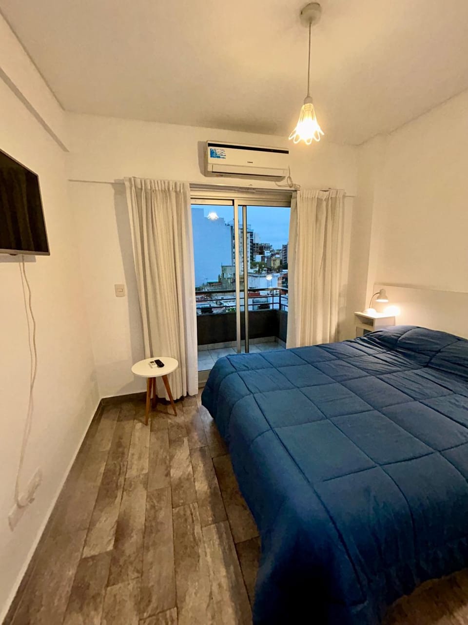 Bed, TV and multimedia, Balcony/Terrace, Photo of the whole room, Bedroom, air conditioner
