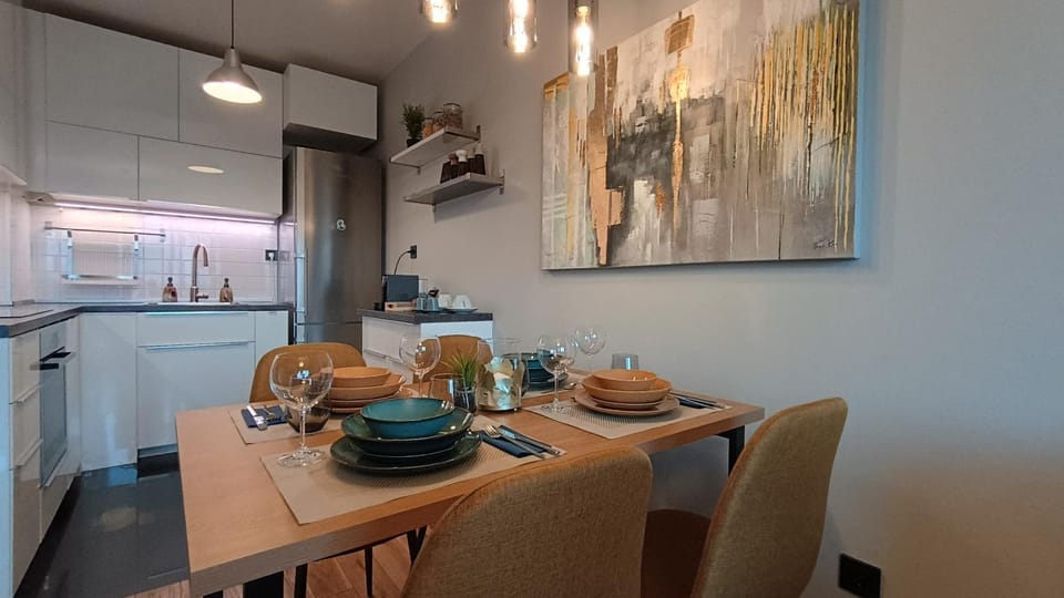 Kitchen or kitchenette, Dining area