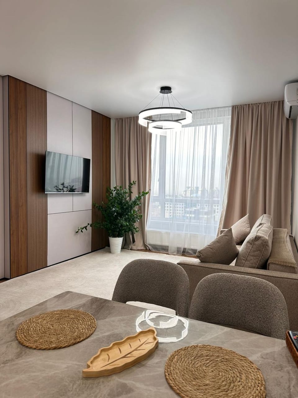 TV and multimedia, Living room, Seating area, Dining area, air conditioner