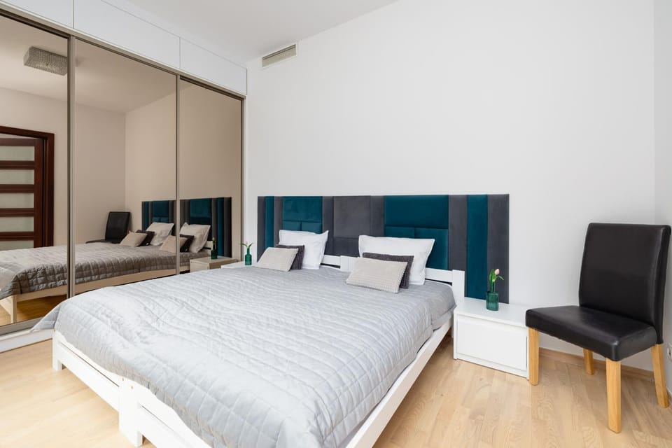 Bed, Photo of the whole room, Seating area, Bedroom, wardrobe