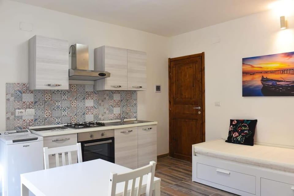 Kitchen or kitchenette, Dining area, stove