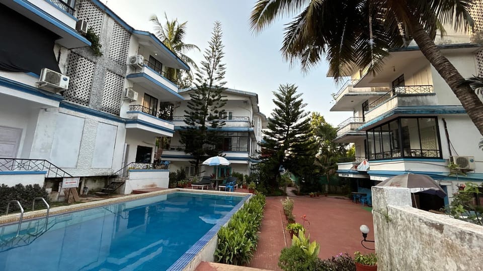 Property building, Patio, Day, Pool view, Swimming pool, sunbed